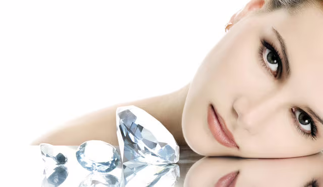 een vrouw kijkend naar diamanten