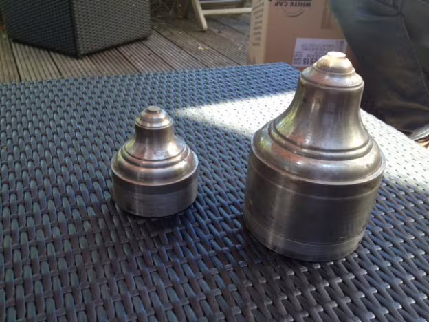 Mallen voor zilveren voeten van zilveren kandelaars