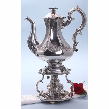 Biedermeier zilveren theepot op een komfoor