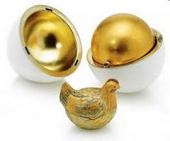 Het eerste door Fabergé aan de tsaar geleverde ei, 'the hen egg'.