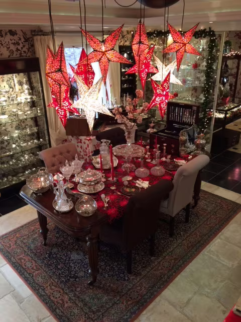 Gedekte Kersttafel met zilver en sterren