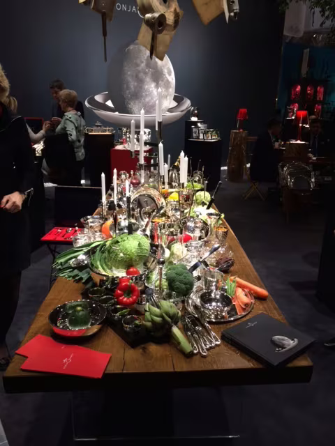 gedekte tafel met zilver en bloemen