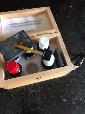 Toetsset voor goud en zilver. Diverse soorten toetswater voor zilver en diverse gehaltes goud.