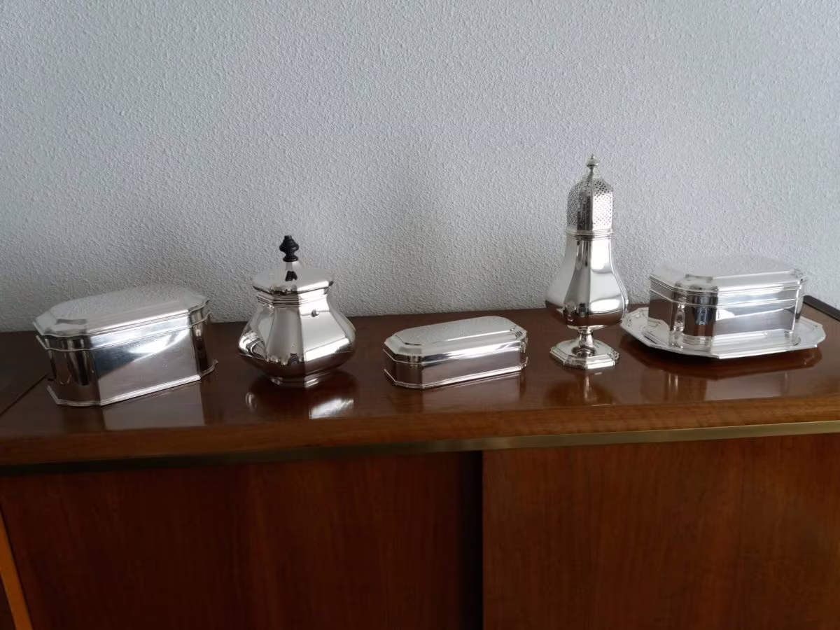 Verschillende zilveren onderdelen van Versailles bolpas