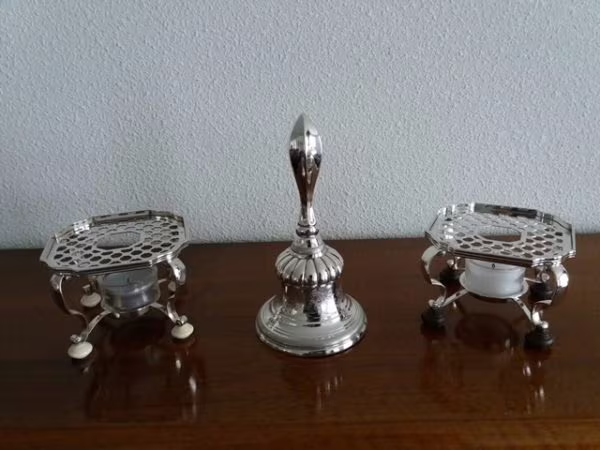 zilveren tafelbel met twee zilveren komfoortjes