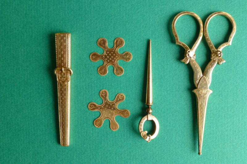 antiek gouden naaigarnituur met gespmotief