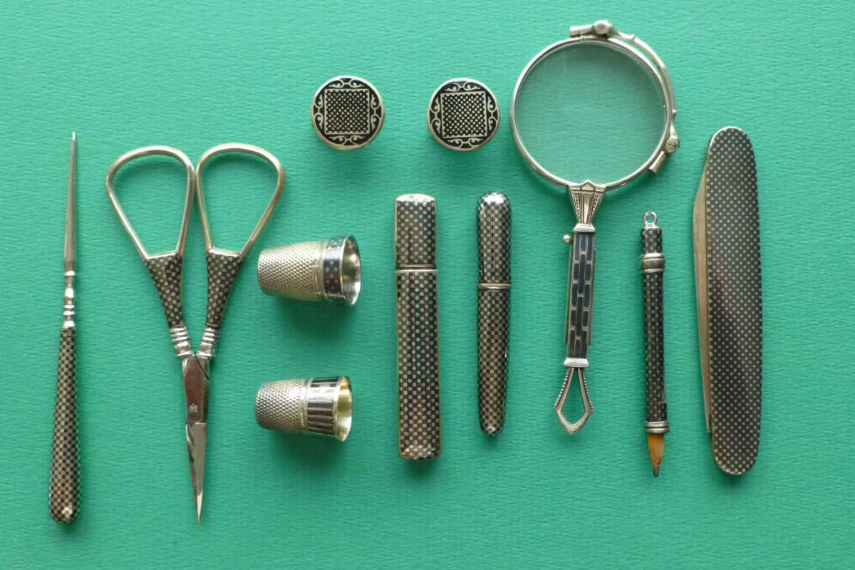 De niello techniek in antiek zilver naaigerei