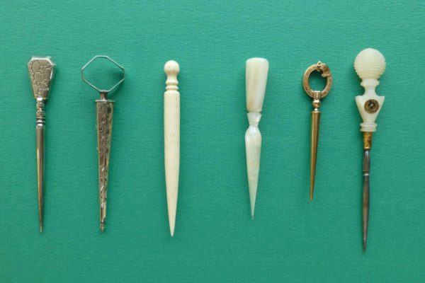 Diverse 19e eeuwse naaipriemen in diverse materialen