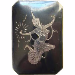 Zilver hanger uit Siam met de godin van het licht Mekkala in niëllo.