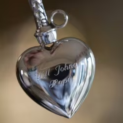 Voorbeeld van een gravering op een zilveren rammelaar