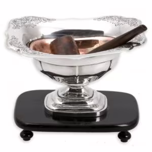 Antiek Biedermeier pijpkomfoor op een houten basement