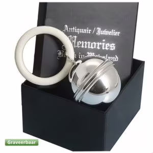 Zilveren rammelaar bal met een parelrand met een bijtring