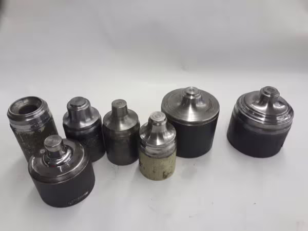 oude mallen voor het forceren van zilveren voeten voor zilveren kandelaars