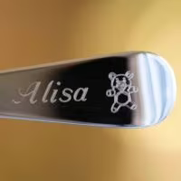 gegraveerd beertje op een zilver kinderbestekje