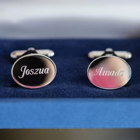 Gravering van de namen van twee kinderen op zilveren manchetknopen