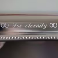 Infinity teken gegraveerd op een zilveren fotolijst