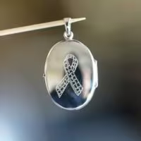 gegraveerde strik op een zilver medaillon