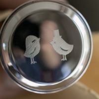 Gegraveerd vogelbruidspaar op een zilveren kurk