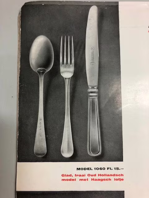 Oude verkoopcatalogus met tafelzilver model 1060 zilver bestek