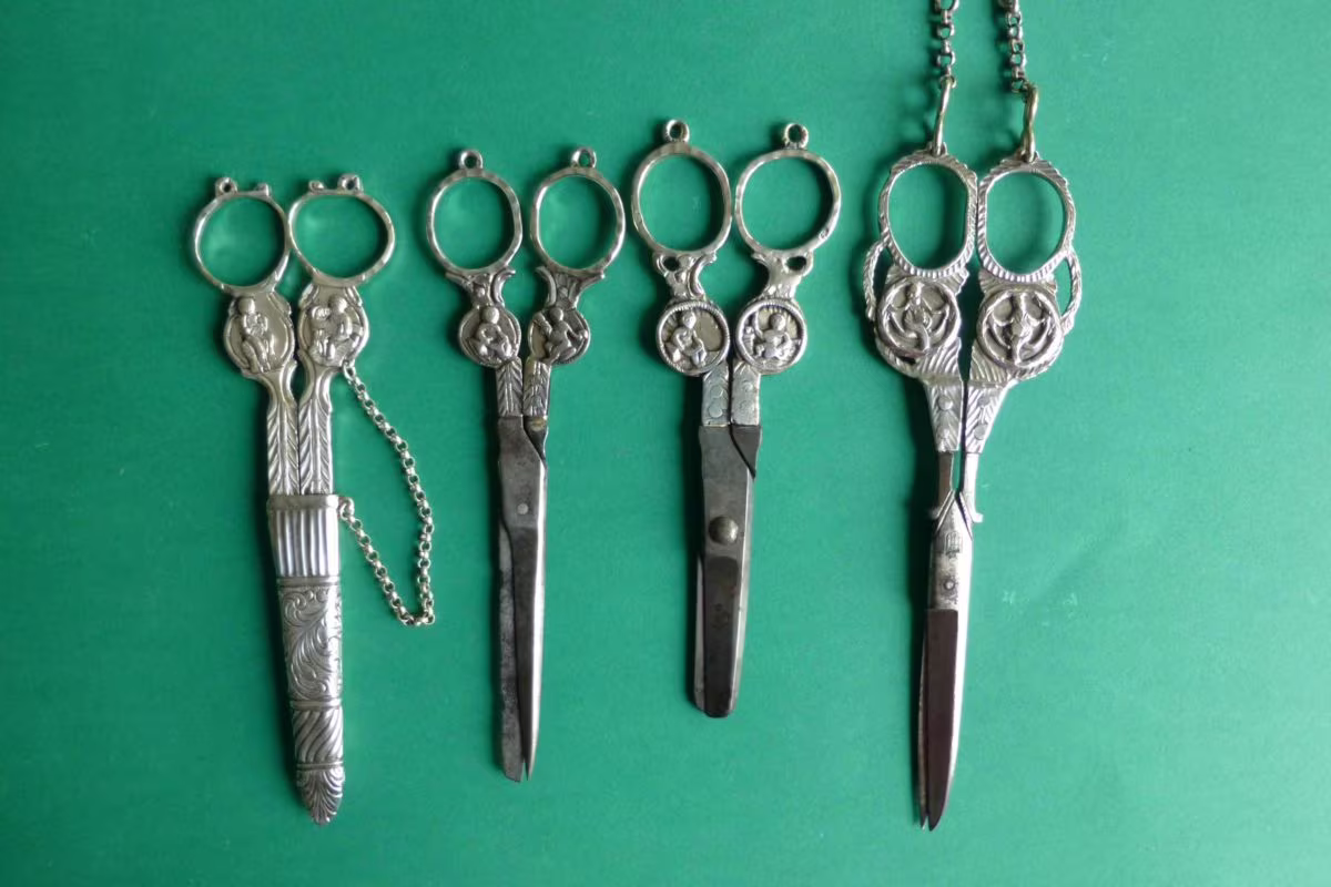 Antieke zilveren naaischaren met portretmedaillons Zilver.nl