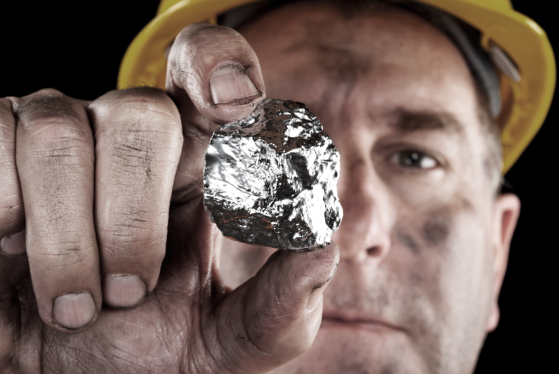 een brok zilver in de hand van een mijnwerker Zilver.nl