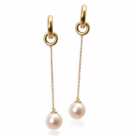 Gouden creolen met lange gouden aanhangers met akoya parels.