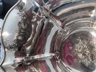 Gedreven versiering in een zilveren schaal