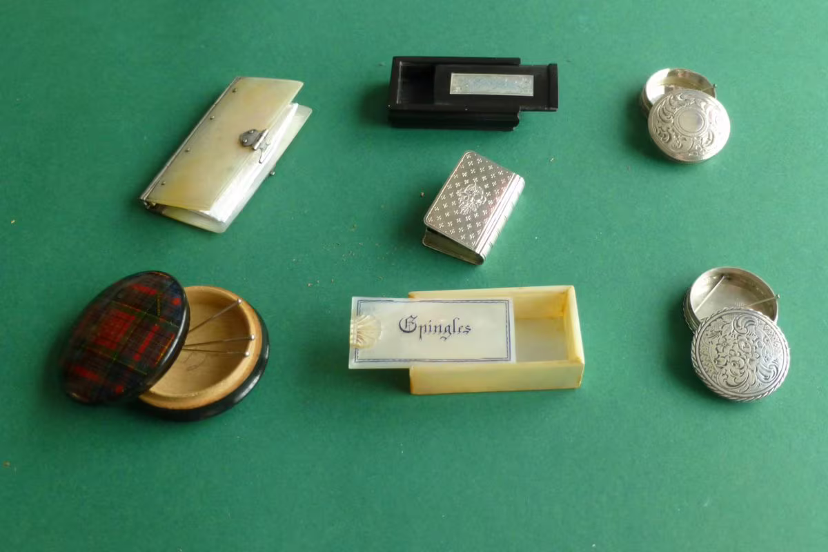 Platte antieke speldendoosjes