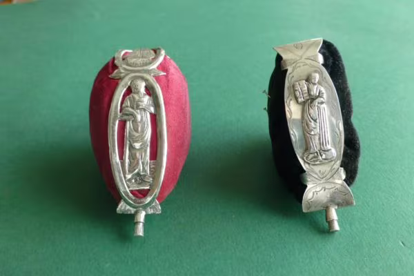 Antieke Friese zilveren speldenkussens