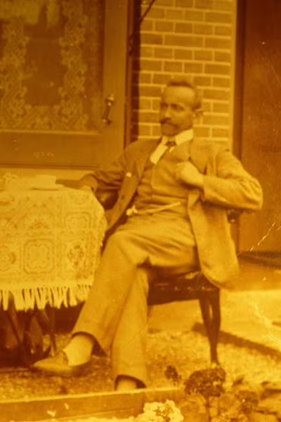 Heer met een zilveren horlogeketting uit 1905