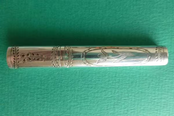 Diverse zilveren voorwerpen met één overeenkomst : ze zijn prachtig gegraveerd met bloemen