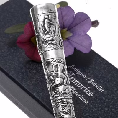 Antieke zilveren naaigerei met jachttaferelen van Zilver.nl