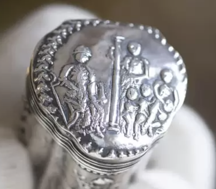Antiek zilveren lodereindoosje met een allegorische voorstelling van de standvastigheid Blog Zilver.nl