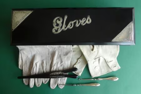 Handschoenendoosje met handschoenoprekkers Blog Zilver.nl