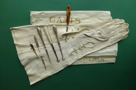 Lange antieke handschoenen met zilveren knoophaakjes Blog Zilver.nl