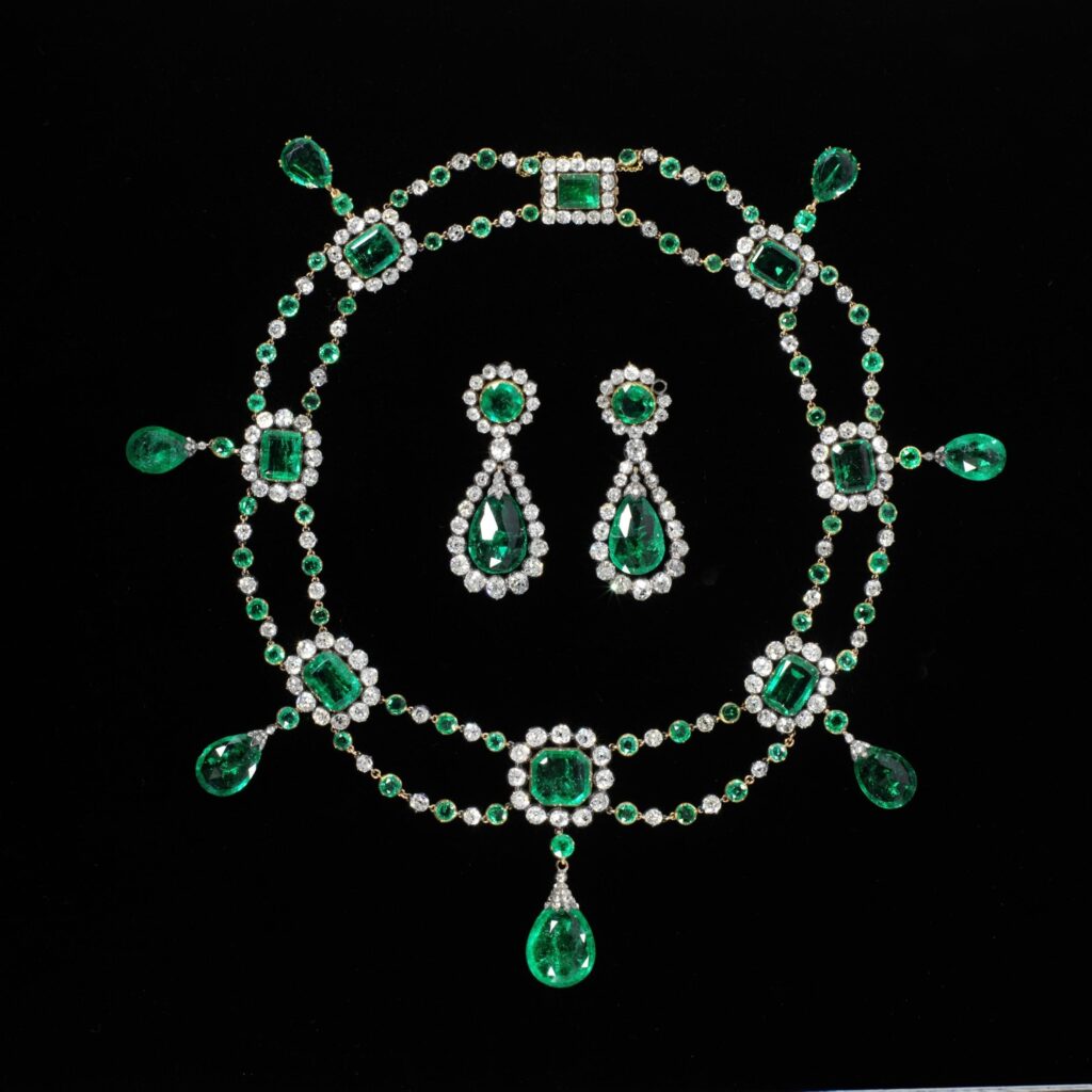 Collier en oorbellen witgoud met smaragd en diamant Victoria & Albert Museum