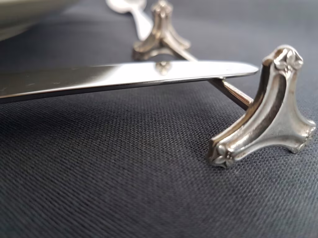 Antiek zilver mes op een zilveren messenlegger Blog Zilver.nl