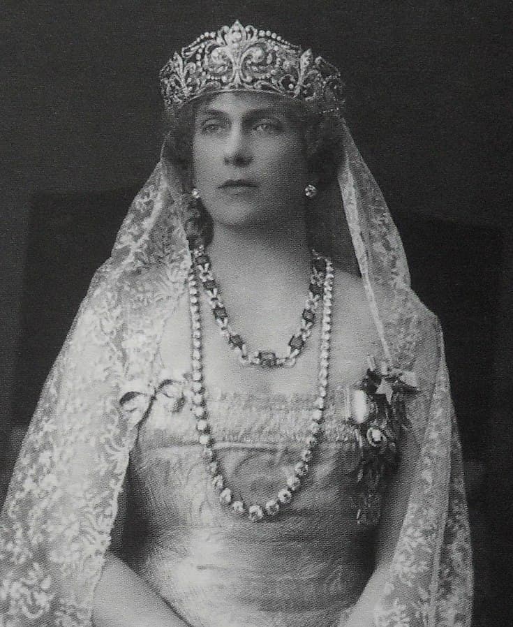 Koningin Ene (Victoria Eugenia) met het Spaanse fleur-de-lys diadeem in oorspronkelijke dichte vorm
