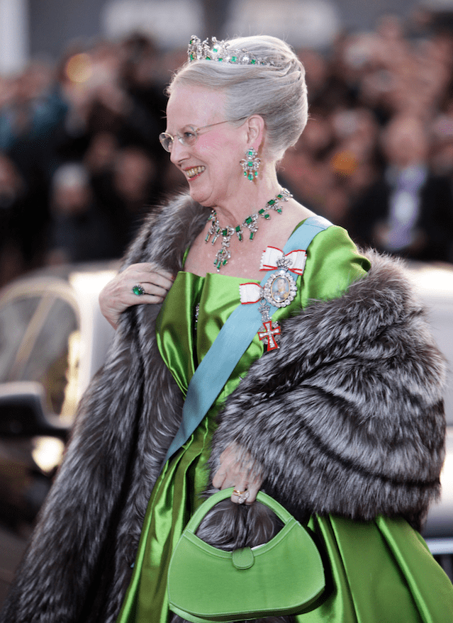 Queen Margrethe met bontstola en smaragd parure Blog Zilver.nl