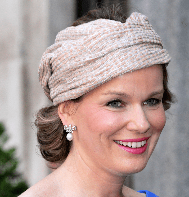 Koningin Mathilde met gestrikte oorbellen met Zuidzeeparels Blog Zilver.nl