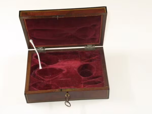 Leeg antiek foudraal voor een zilver theegarnituur Blog Zilver.nl