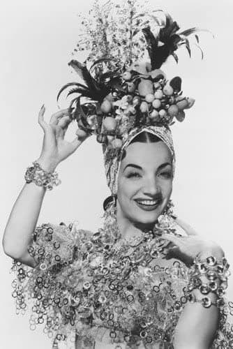 Carmen Miranda met een fruitmand op het hoofd