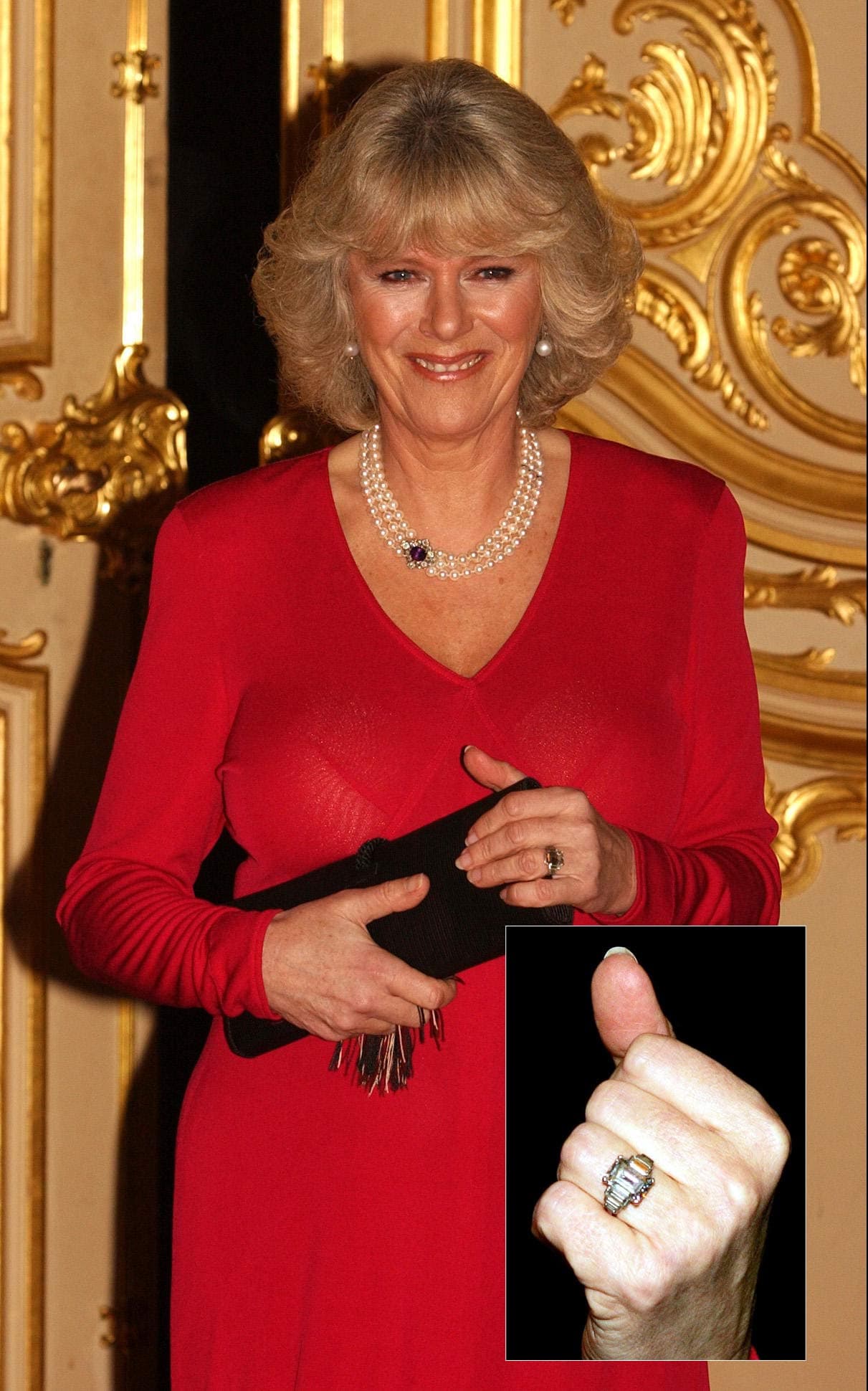 Camilla met de ring die prins Charles erfde van zijn grootmoeder