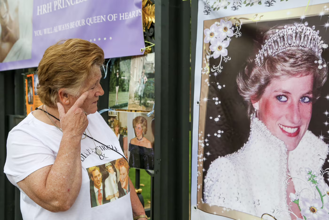 Diana met een jasje met parels en het lovers knot diadeem