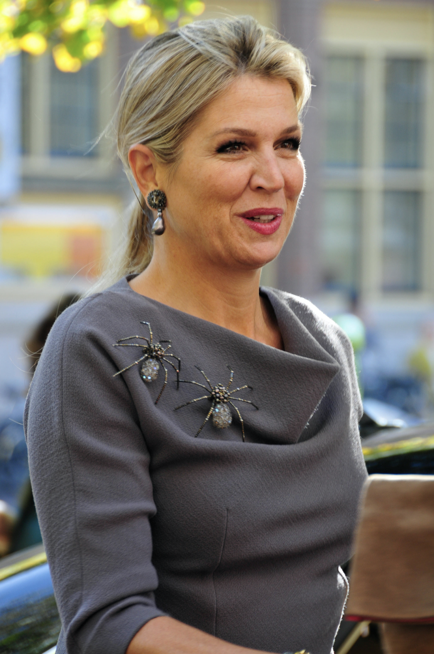koningin Maxima met twee gouden spinnen met edelstenen Blog Zilver.nl