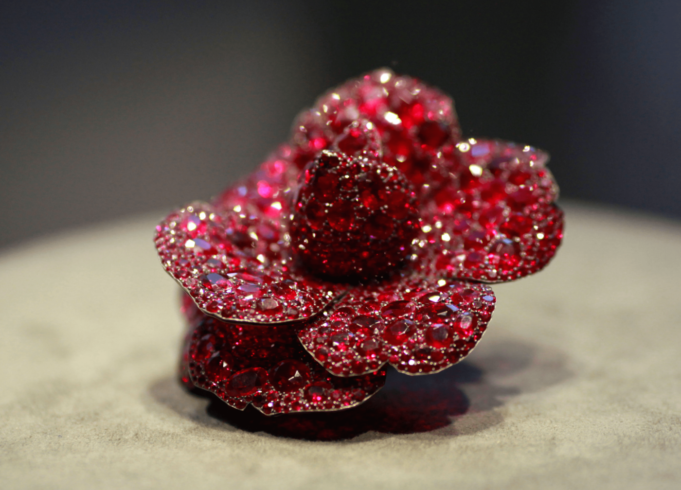 Robijnen en diamanten Camellia bloemenbroche van JAR Blog Zilver.nl