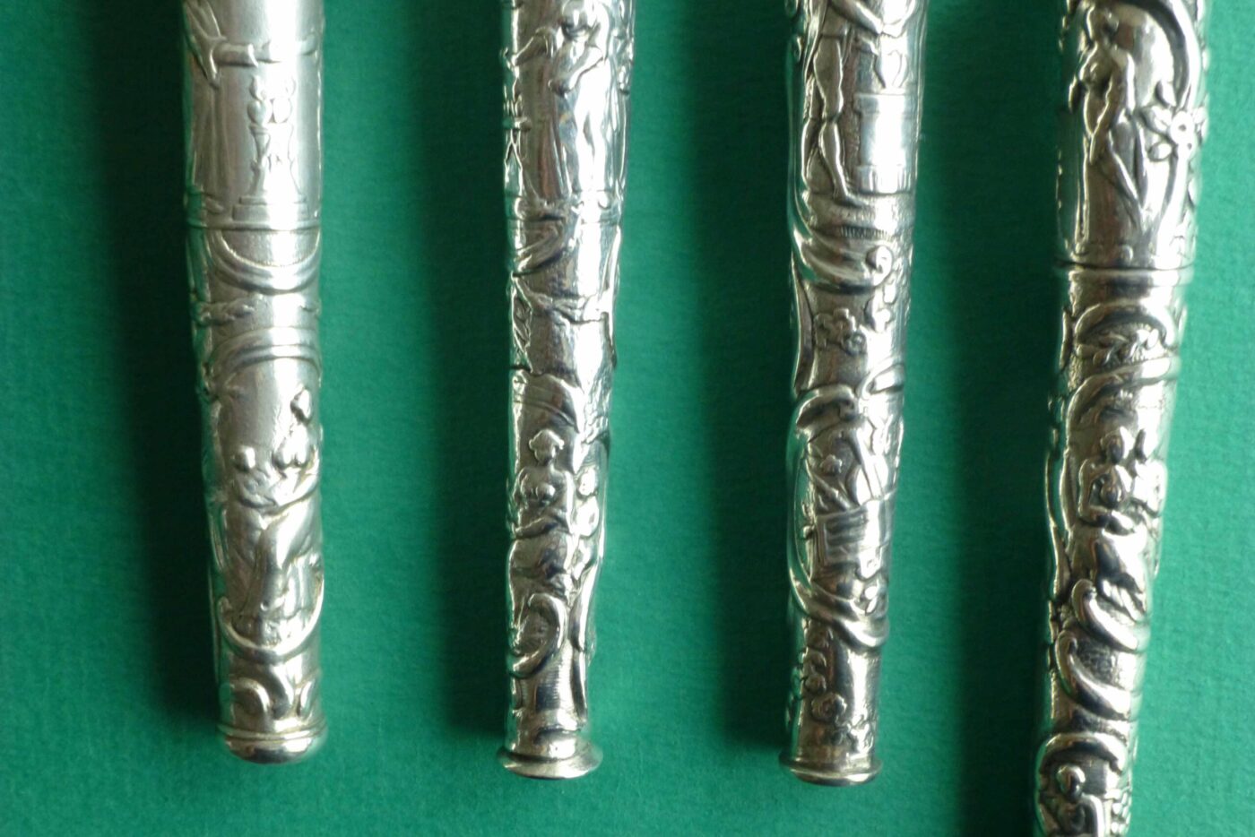 Antieke zilveren naaigerei met afbeeldingen Blog Zilver.nl