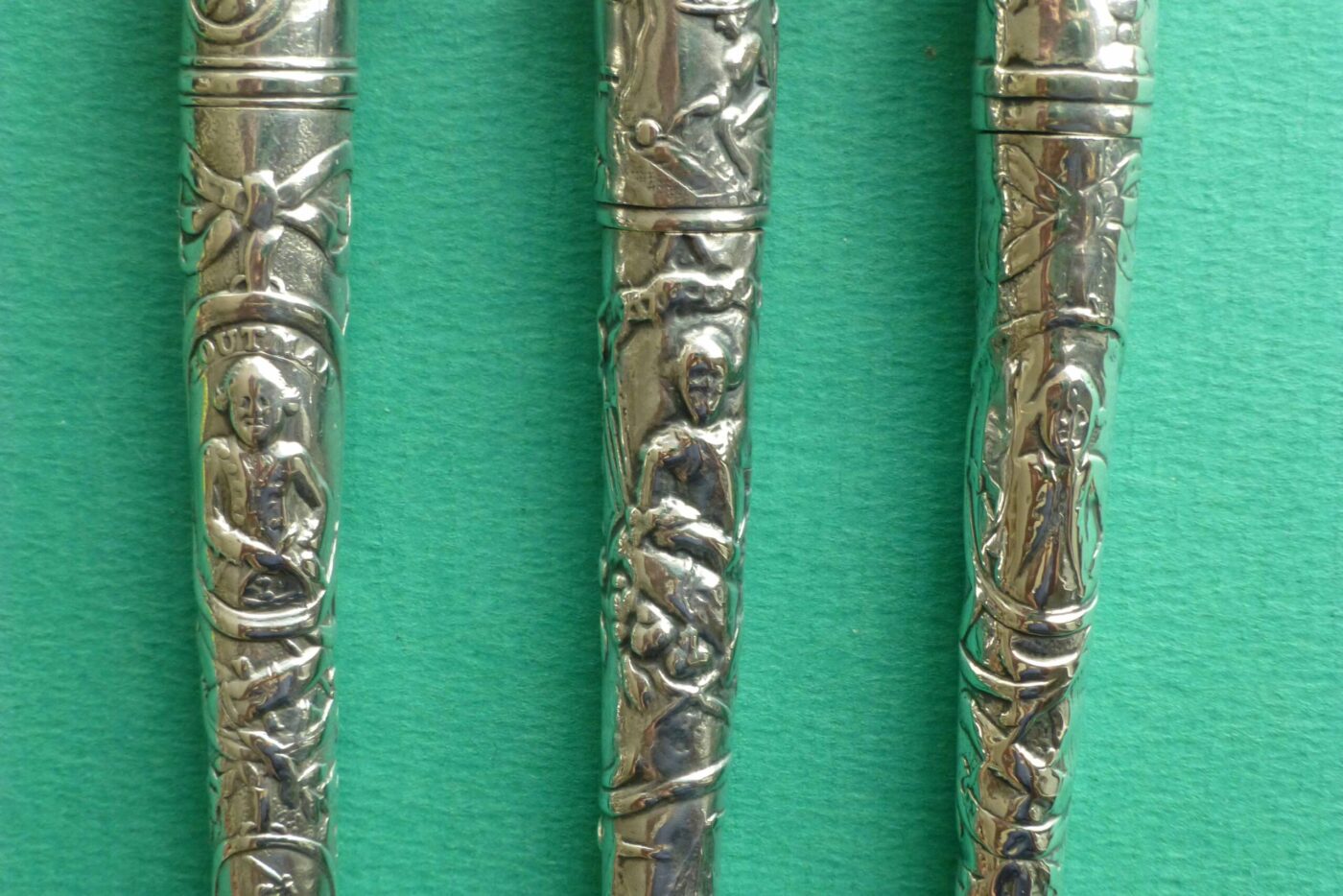 Detail van een antieke zilveren naaldenkoker met Zoutman