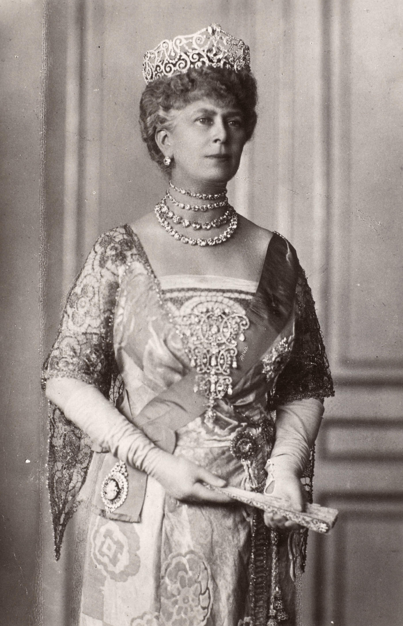 Koningin Mary met grote broches devant-de-corsage Blog Zilver.nl