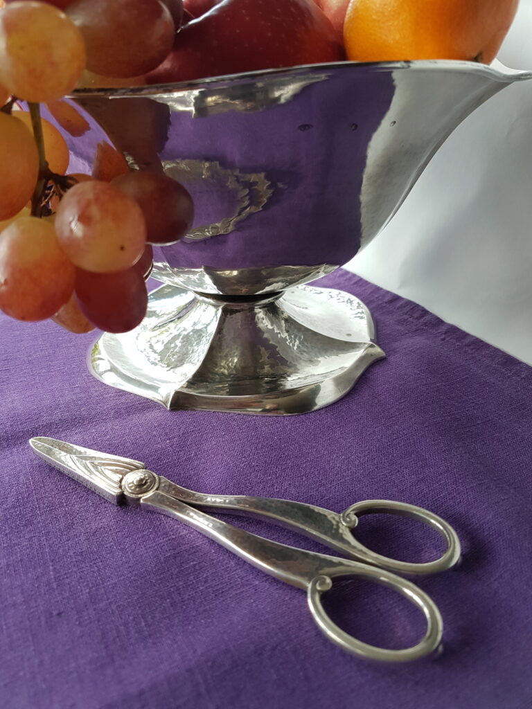 Zilveren fruitschaal met een zilveren druivenschaar